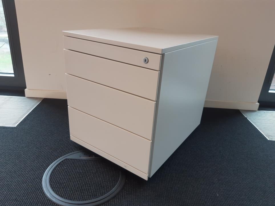 mesas USM HALLER en buen estado y otros equipos de oficina (STEELCASE/SENATOR)-1