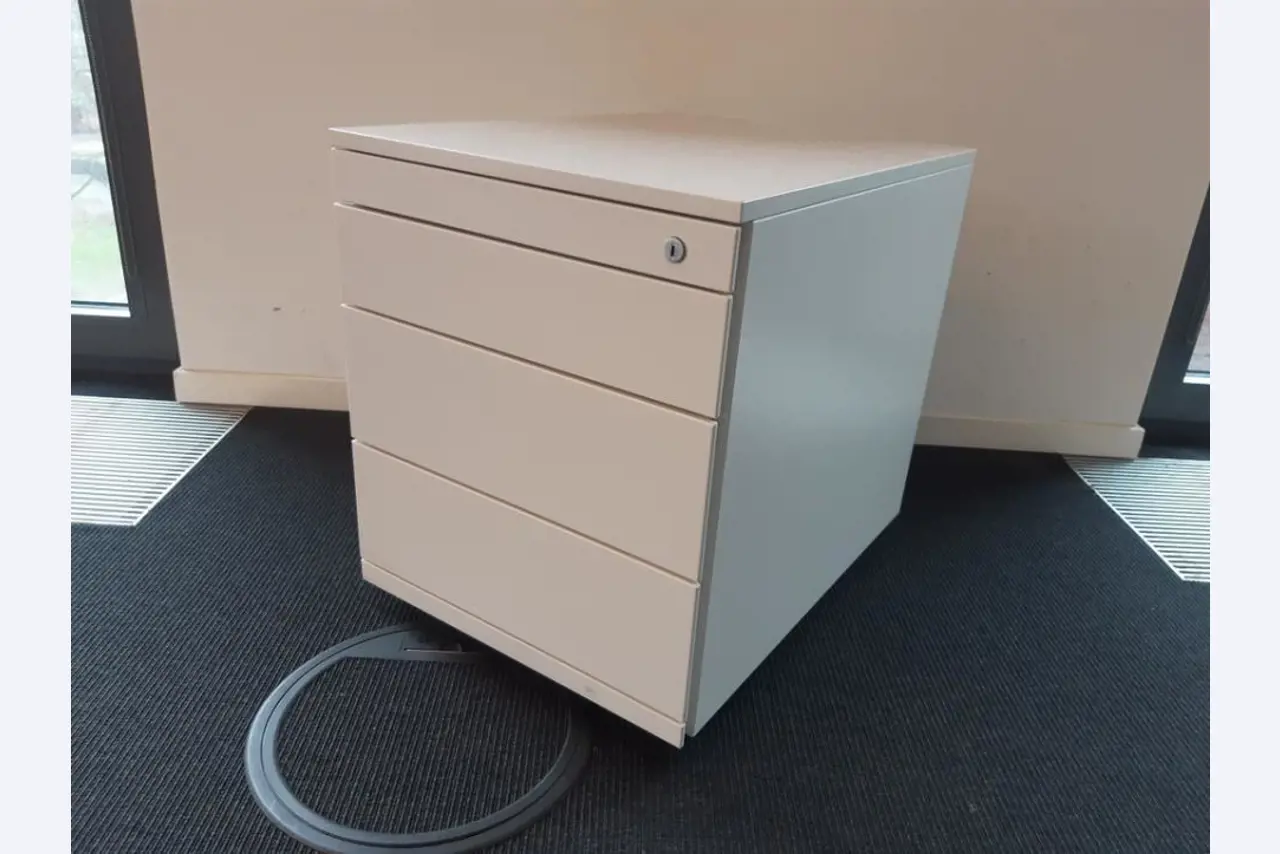 dobro vzdrževane mize USM HALLER in druga pisarniška oprema (STEELCASE/SENATOR)-1