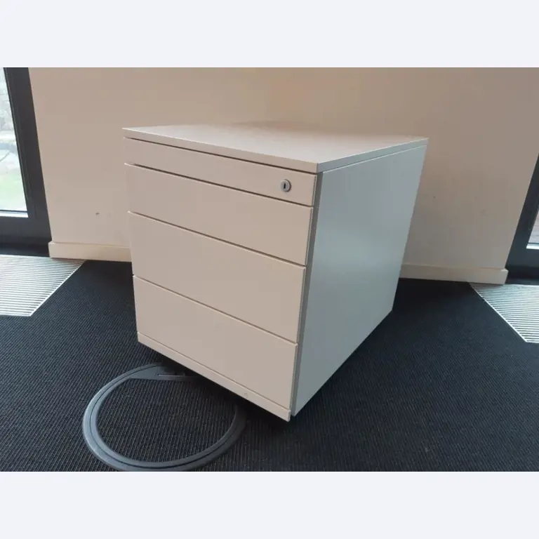 dobro vzdrževane mize USM HALLER in druga pisarniška oprema (STEELCASE/SENATOR)-1