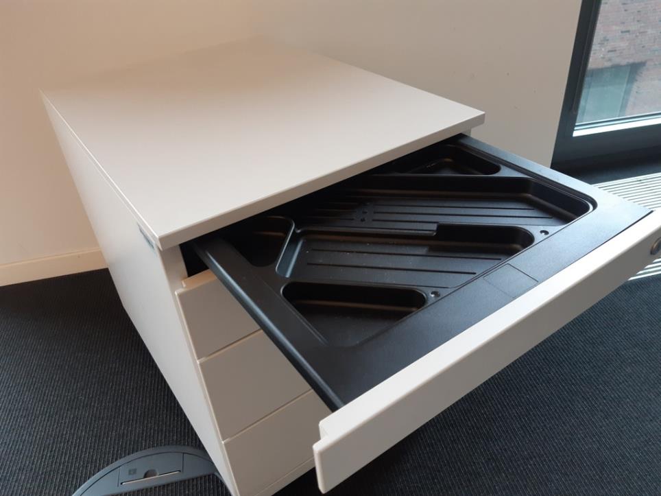 mesas USM HALLER en buen estado y otros equipos de oficina (STEELCASE/SENATOR)-2