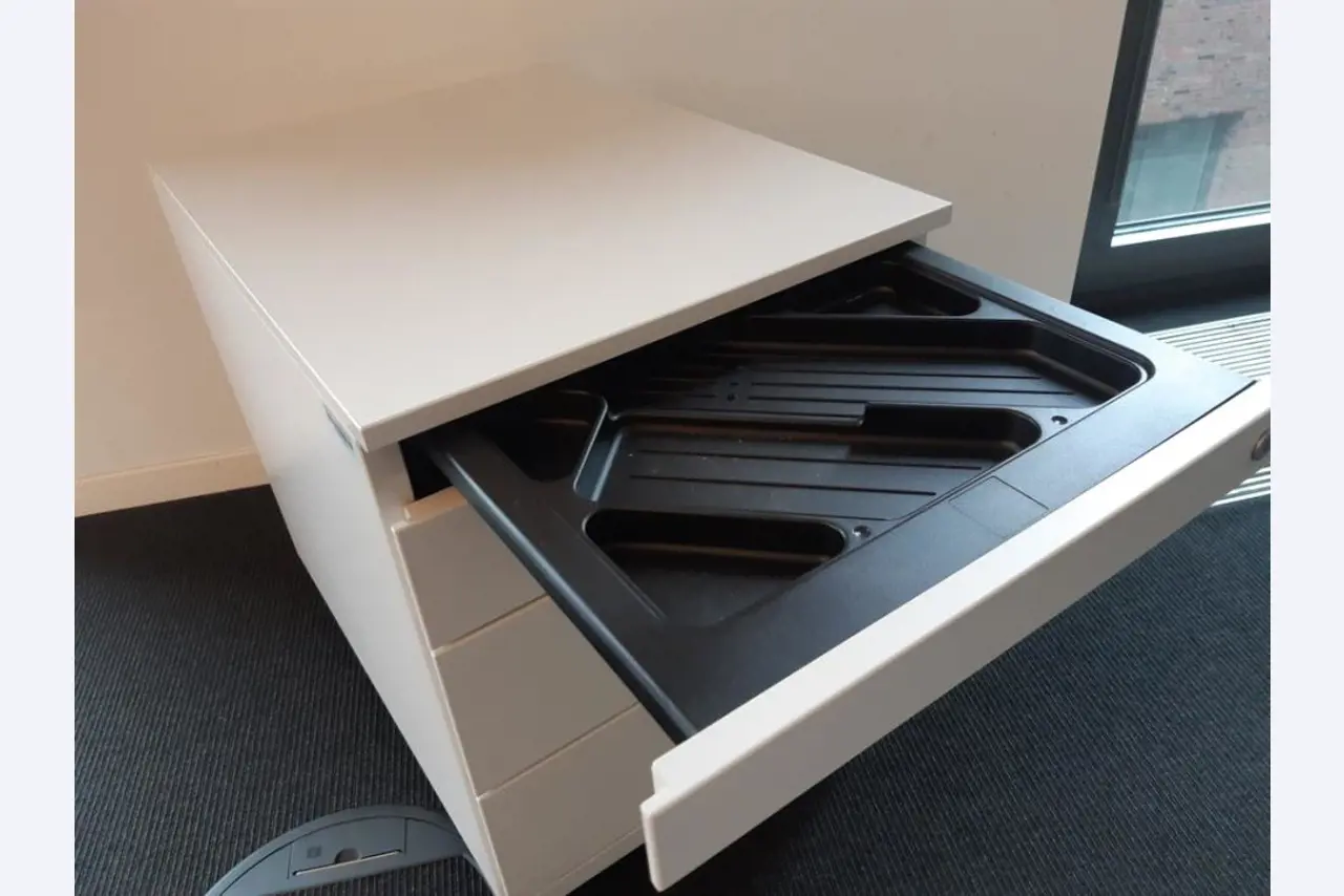 dobro vzdrževane mize USM HALLER in druga pisarniška oprema (STEELCASE/SENATOR)-2