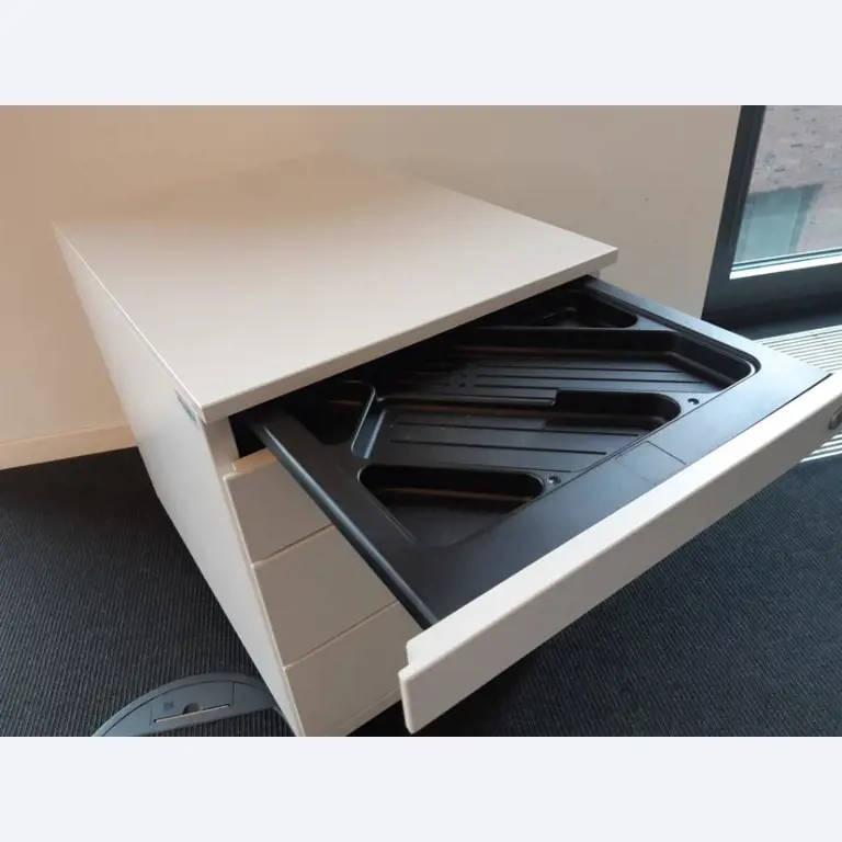 dobro vzdrževane mize USM HALLER in druga pisarniška oprema (STEELCASE/SENATOR)-2