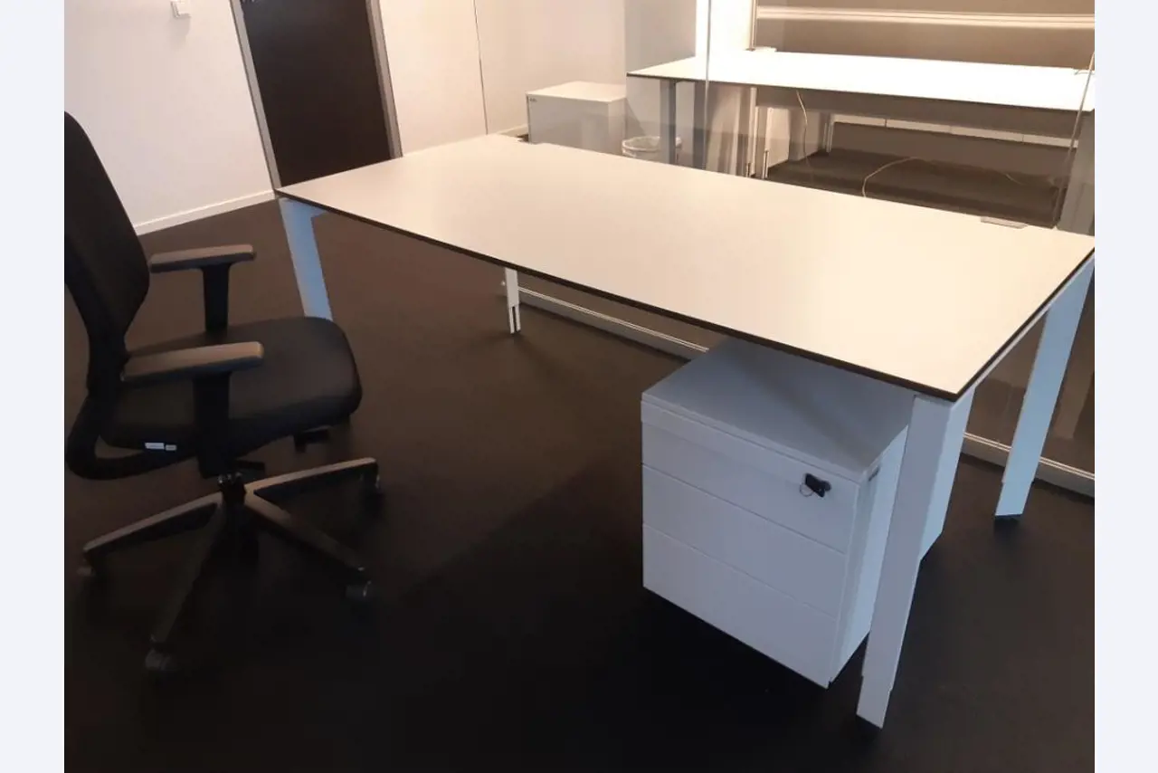 mesas USM HALLER en buen estado y otros equipos de oficina (STEELCASE/SENATOR)-1