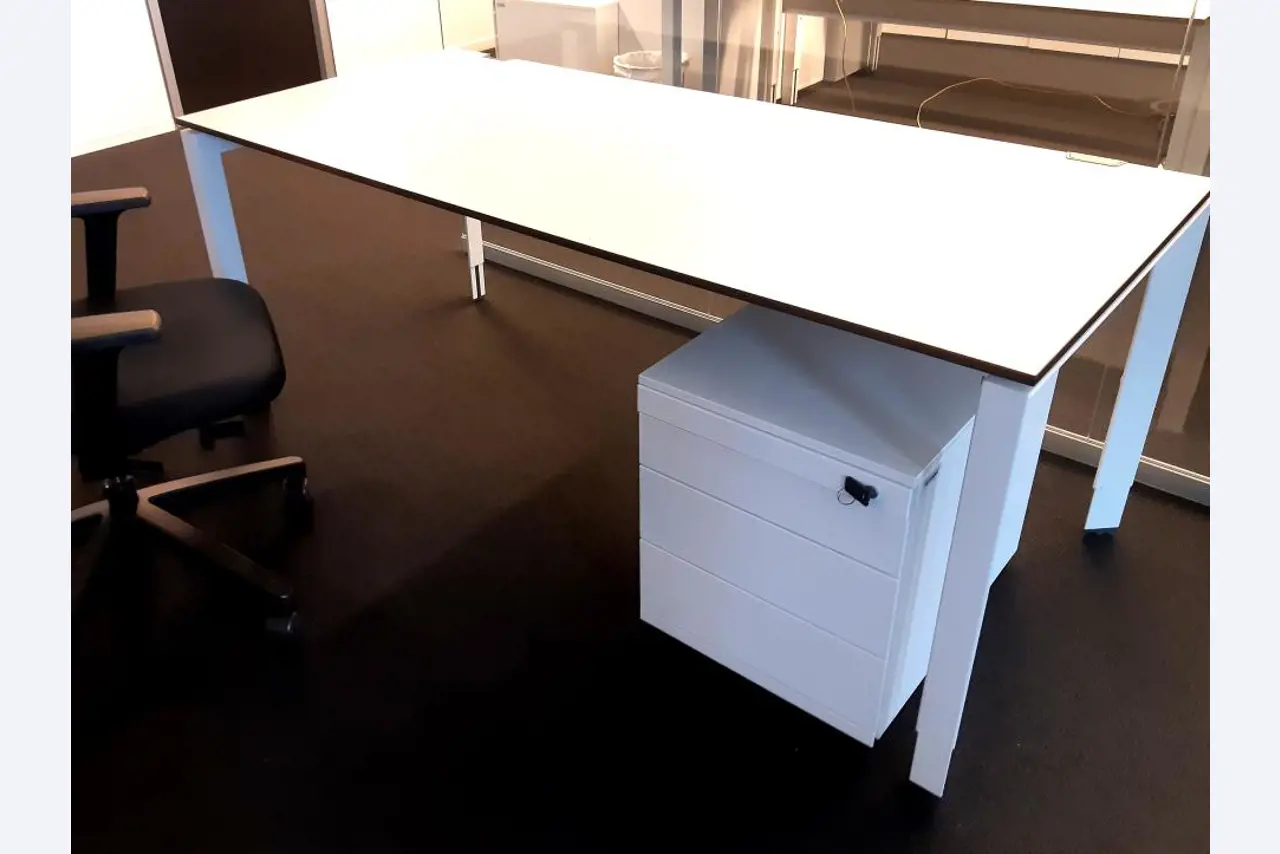 mesas USM HALLER en buen estado y otros equipos de oficina (STEELCASE/SENATOR)-1