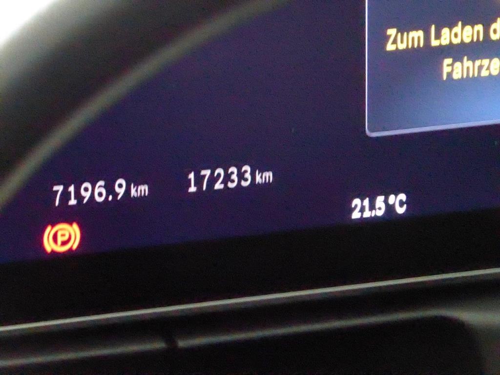 Nová a zánovní luxusní vozidla-10