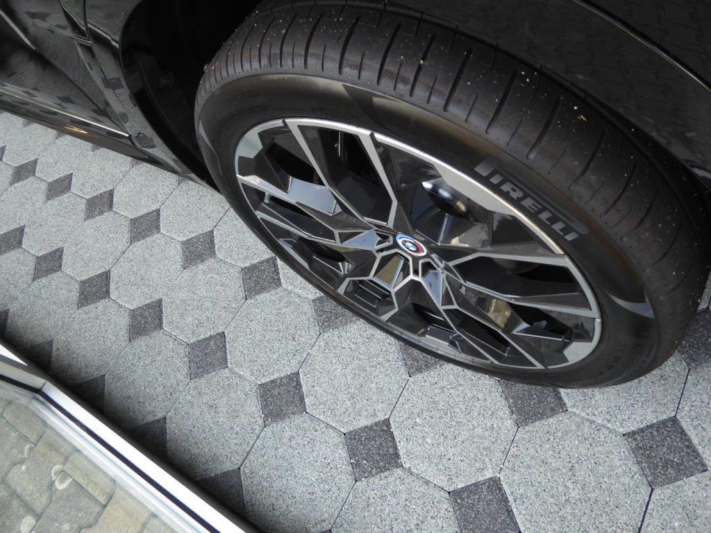 Nová a zánovní luxusní vozidla-13