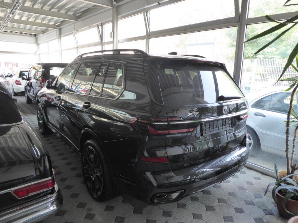 Nová a zánovní luxusní vozidla-3