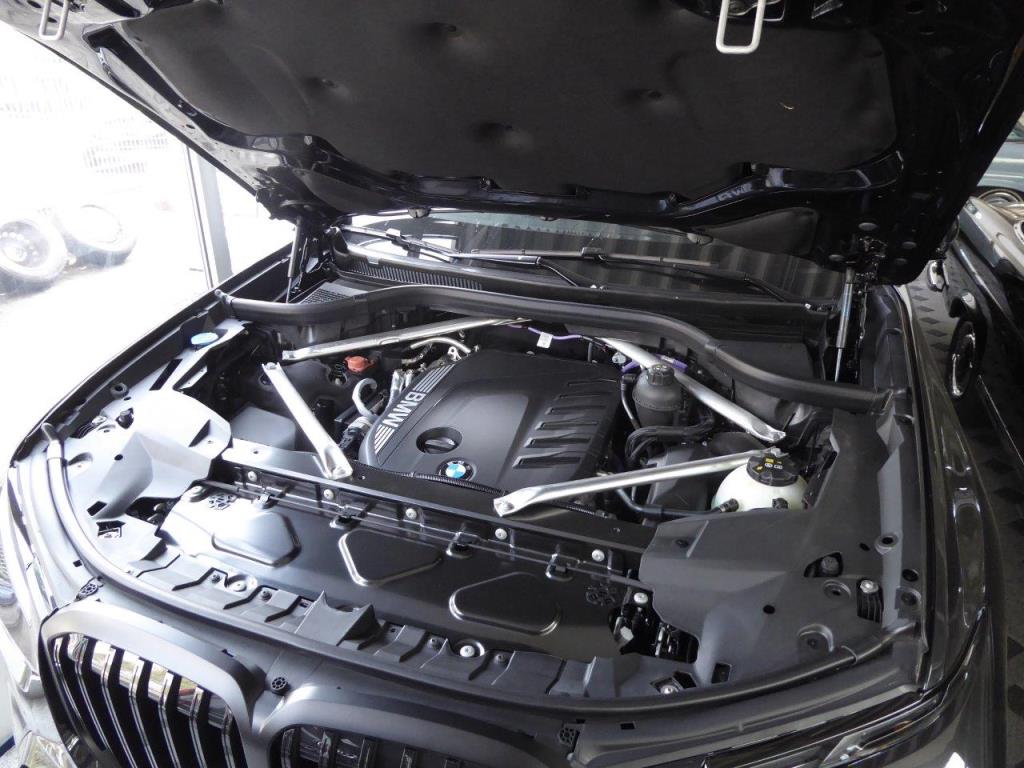 Nová a zánovní luxusní vozidla-8