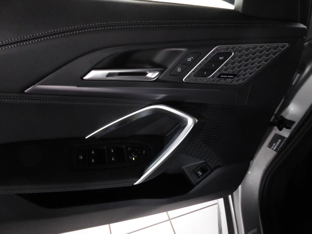 Nová a zánovní luxusní vozidla-12