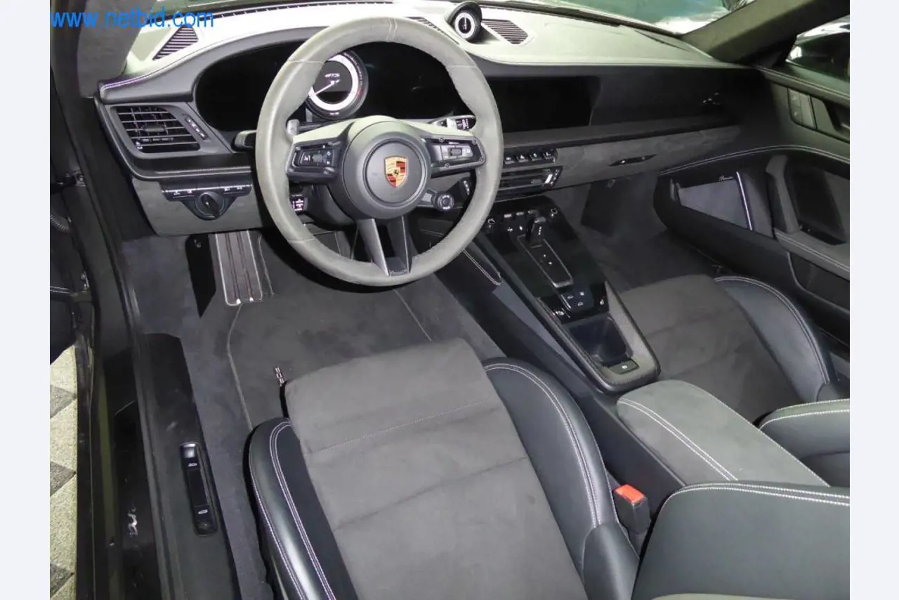 Neue und neuwertige Luxusfahrzeuge-10