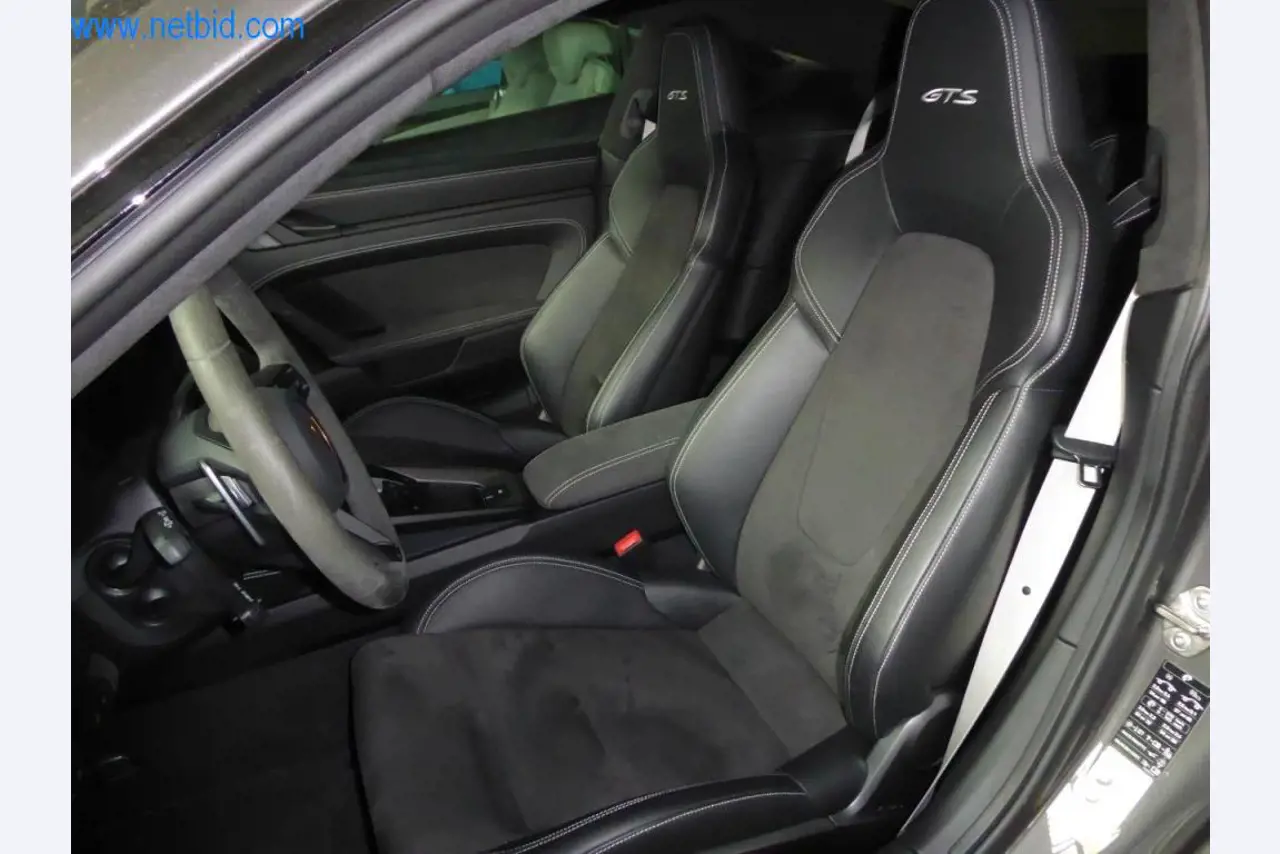 Neue und neuwertige Luxusfahrzeuge-11