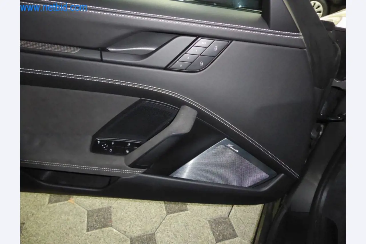 Neue und neuwertige Luxusfahrzeuge-12