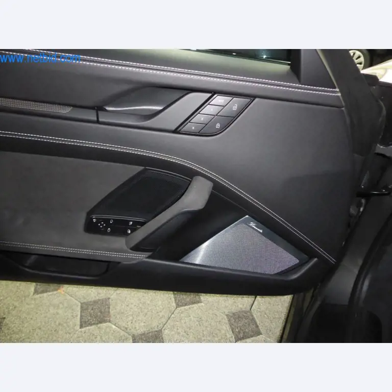 Neue und neuwertige Luxusfahrzeuge-12