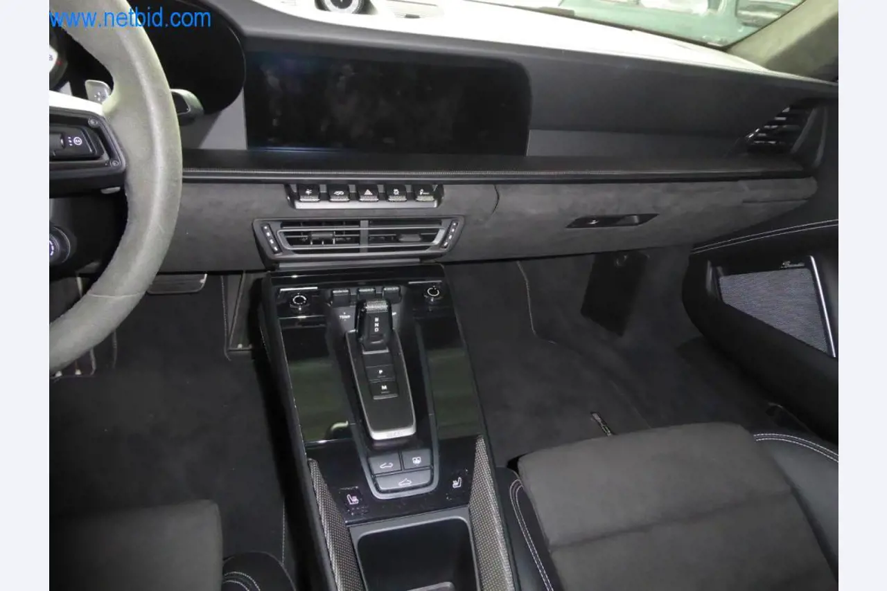 Neue und neuwertige Luxusfahrzeuge-13