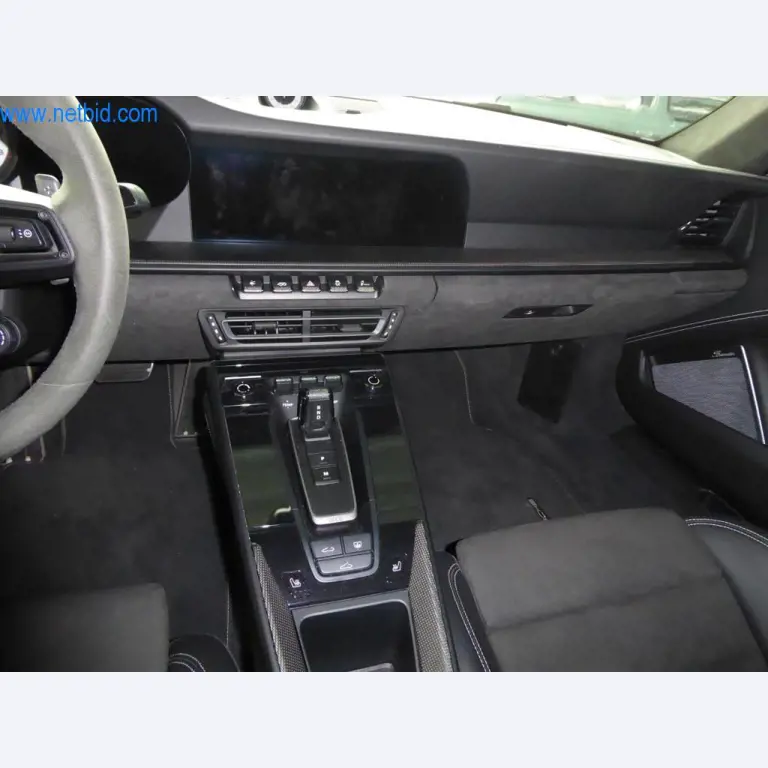 Neue und neuwertige Luxusfahrzeuge-13