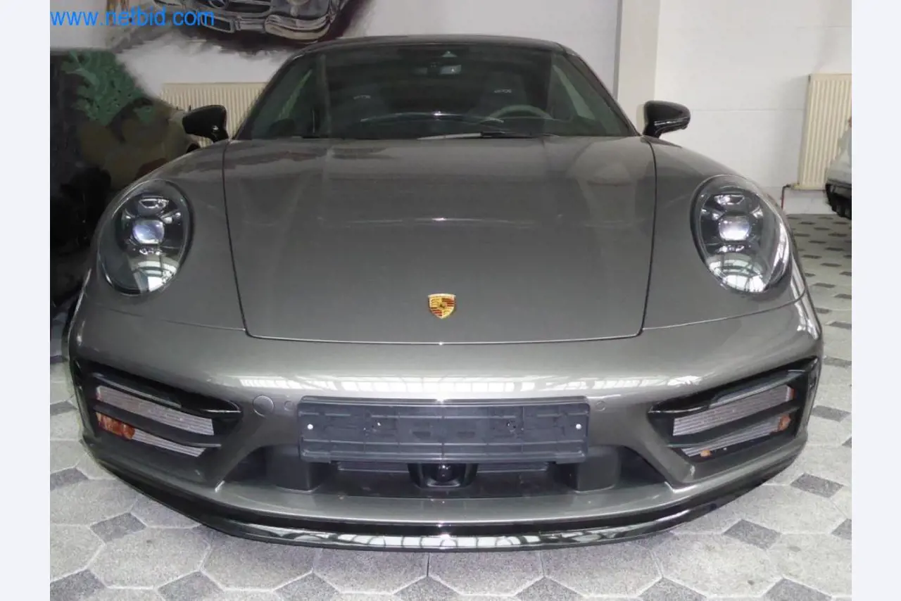 Neue und neuwertige Luxusfahrzeuge-16