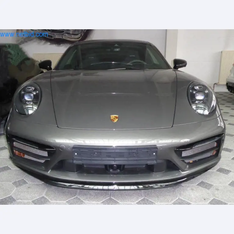 Neue und neuwertige Luxusfahrzeuge-16