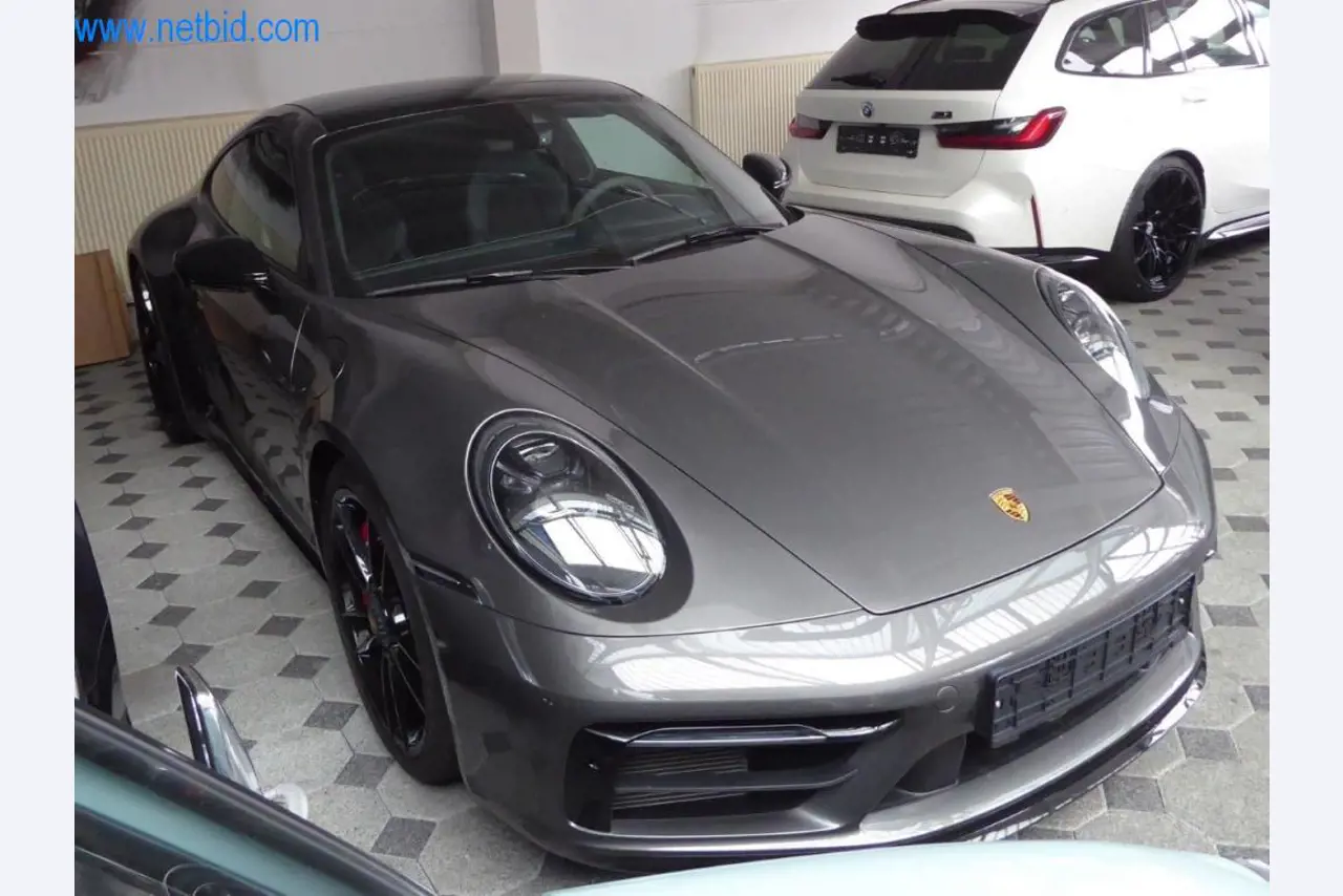 Neue und neuwertige Luxusfahrzeuge-2