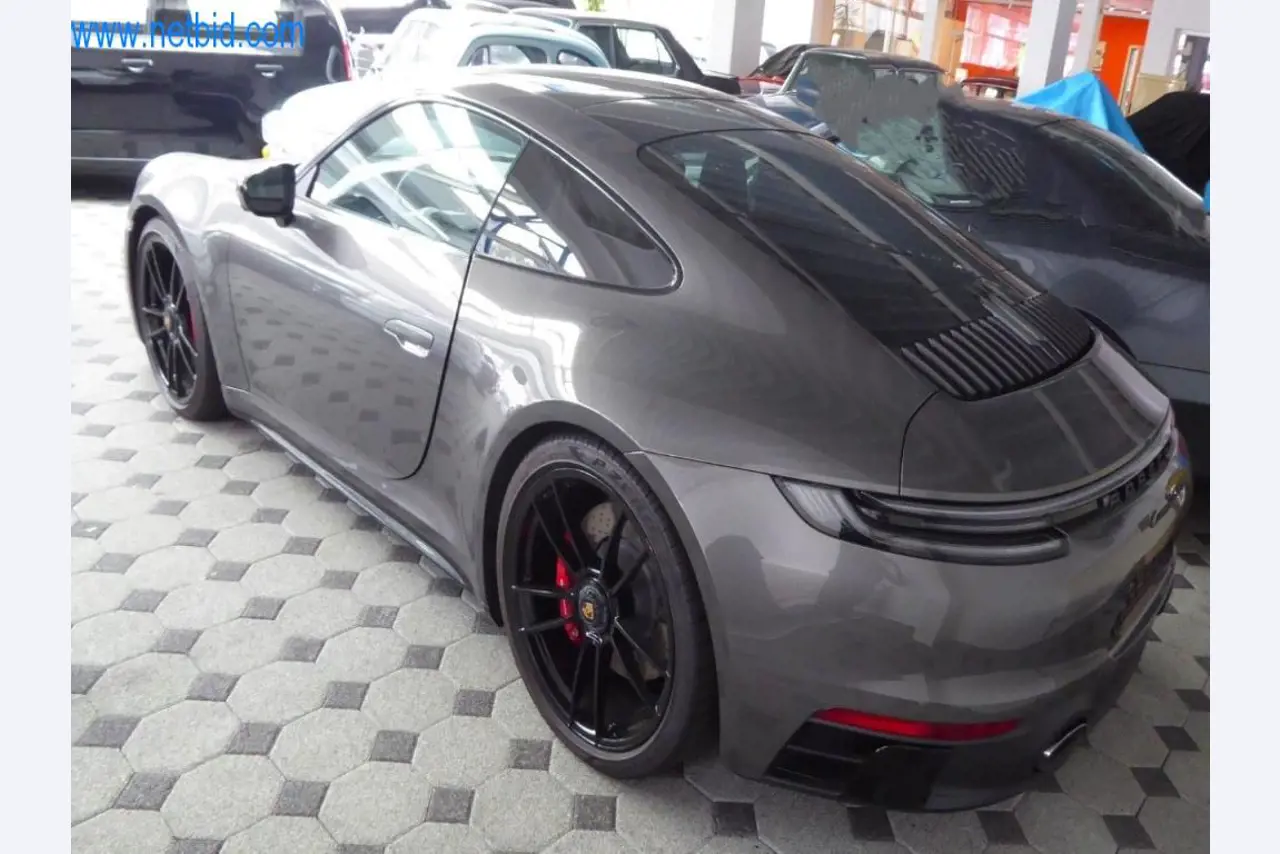 Neue und neuwertige Luxusfahrzeuge-3