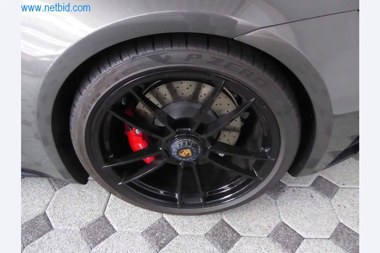 Neue und neuwertige Luxusfahrzeuge-6