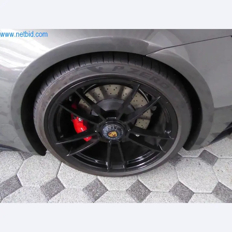 Neue und neuwertige Luxusfahrzeuge-6