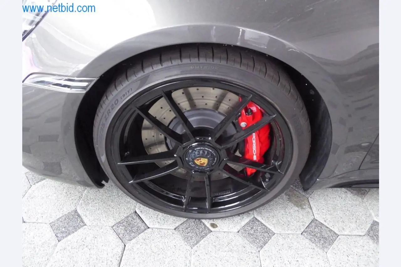 Neue und neuwertige Luxusfahrzeuge-7