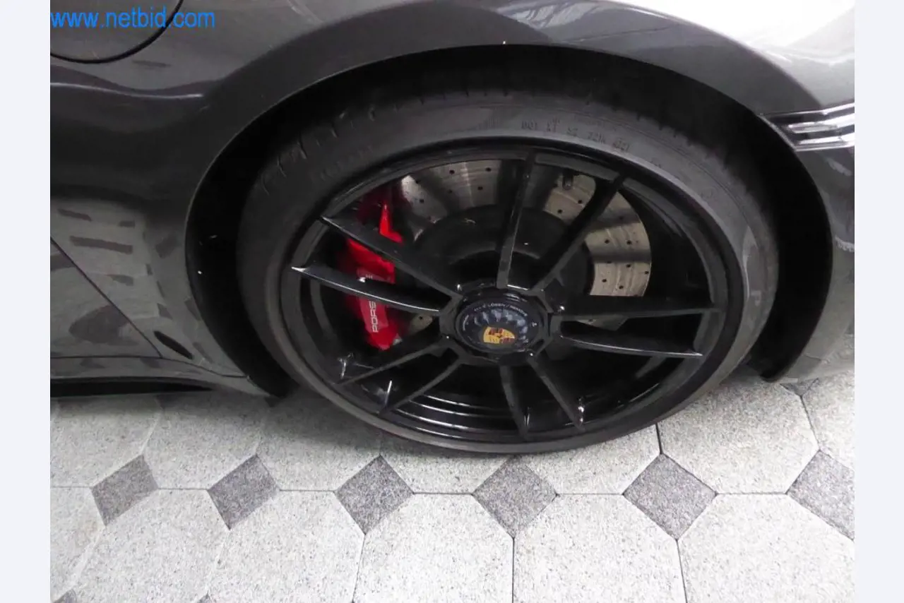 Neue und neuwertige Luxusfahrzeuge-8