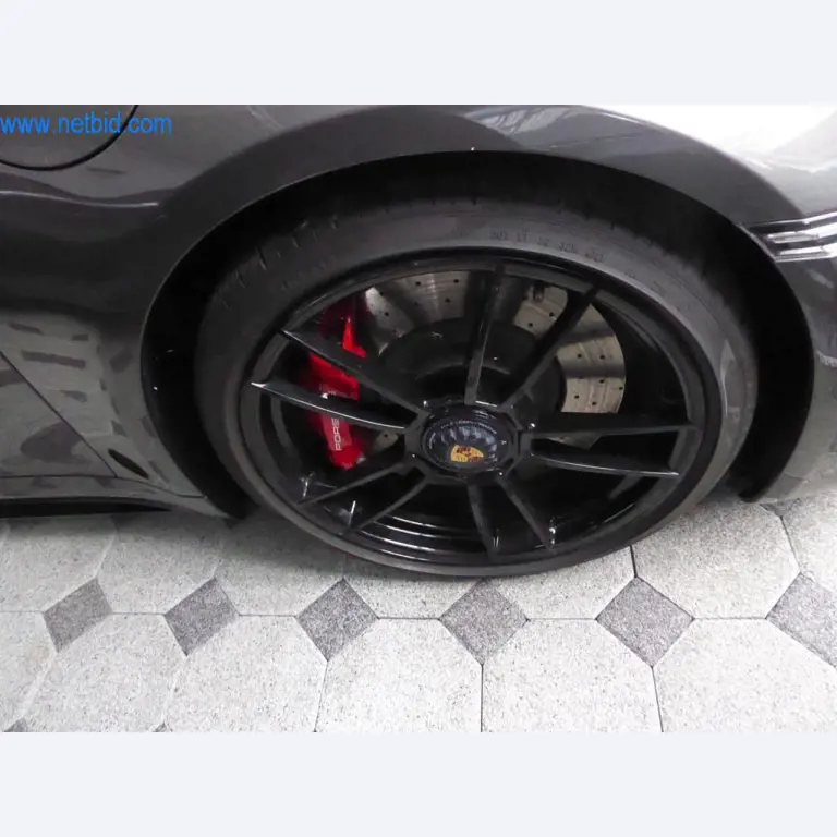 Neue und neuwertige Luxusfahrzeuge-8