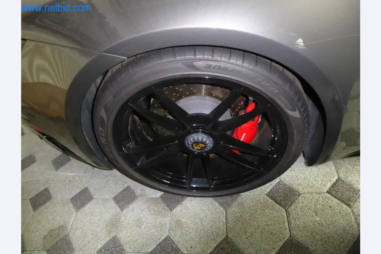 Neue und neuwertige Luxusfahrzeuge-9