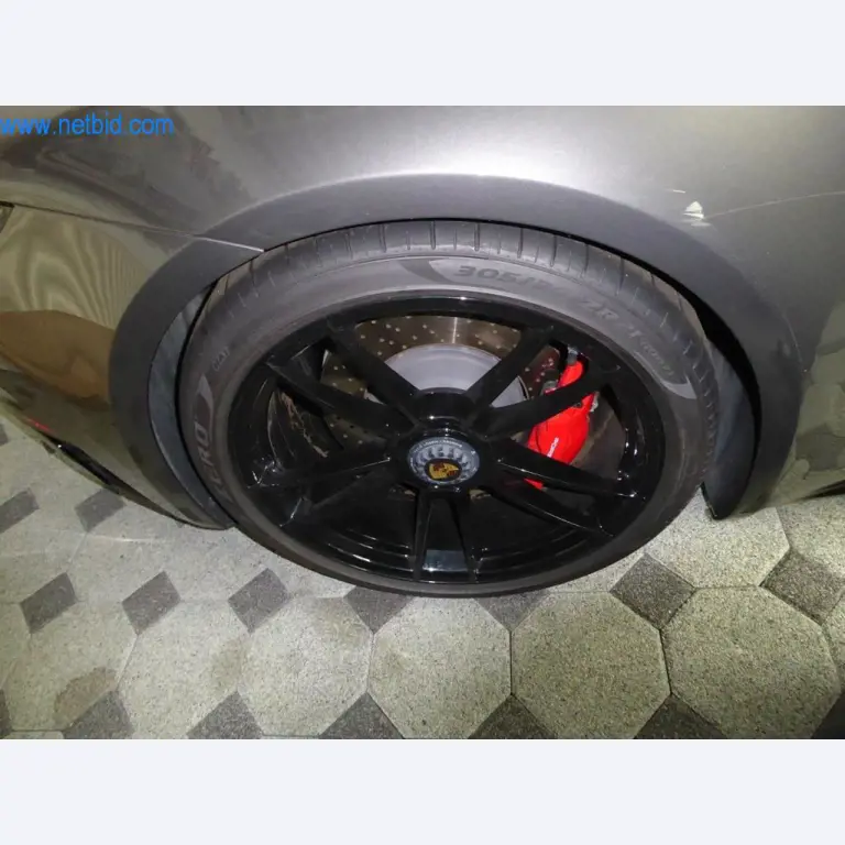 Neue und neuwertige Luxusfahrzeuge-9