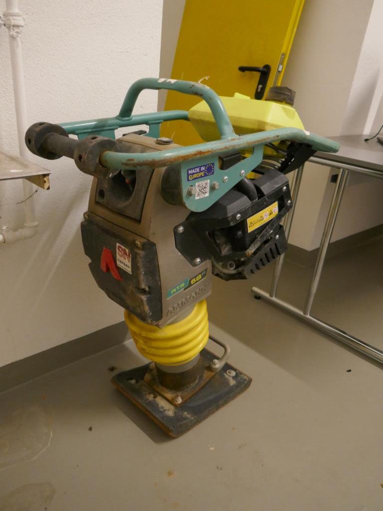 Dobrze utrzymane maszyny budowlane-4