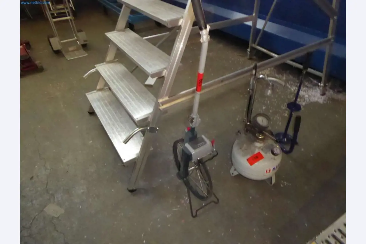 Magazijnliquidatie van een dienstverlenend bedrijf, voertuigen, magazijnuitrusting-4