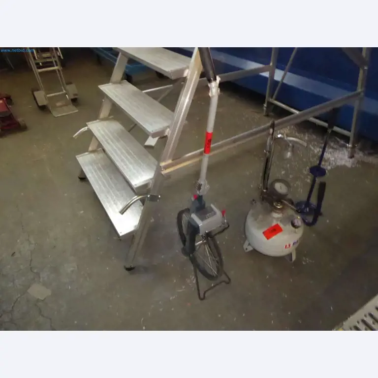 Magazijnliquidatie van een dienstverlenend bedrijf, voertuigen, magazijnuitrusting-4