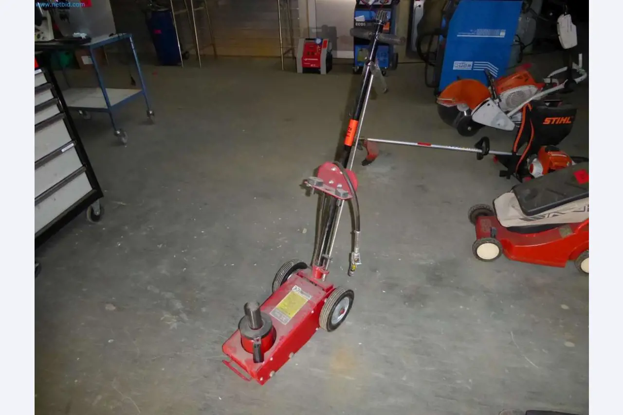 Liquidación de almacén de una empresa de servicios, vehículos, equipos de almacén-3