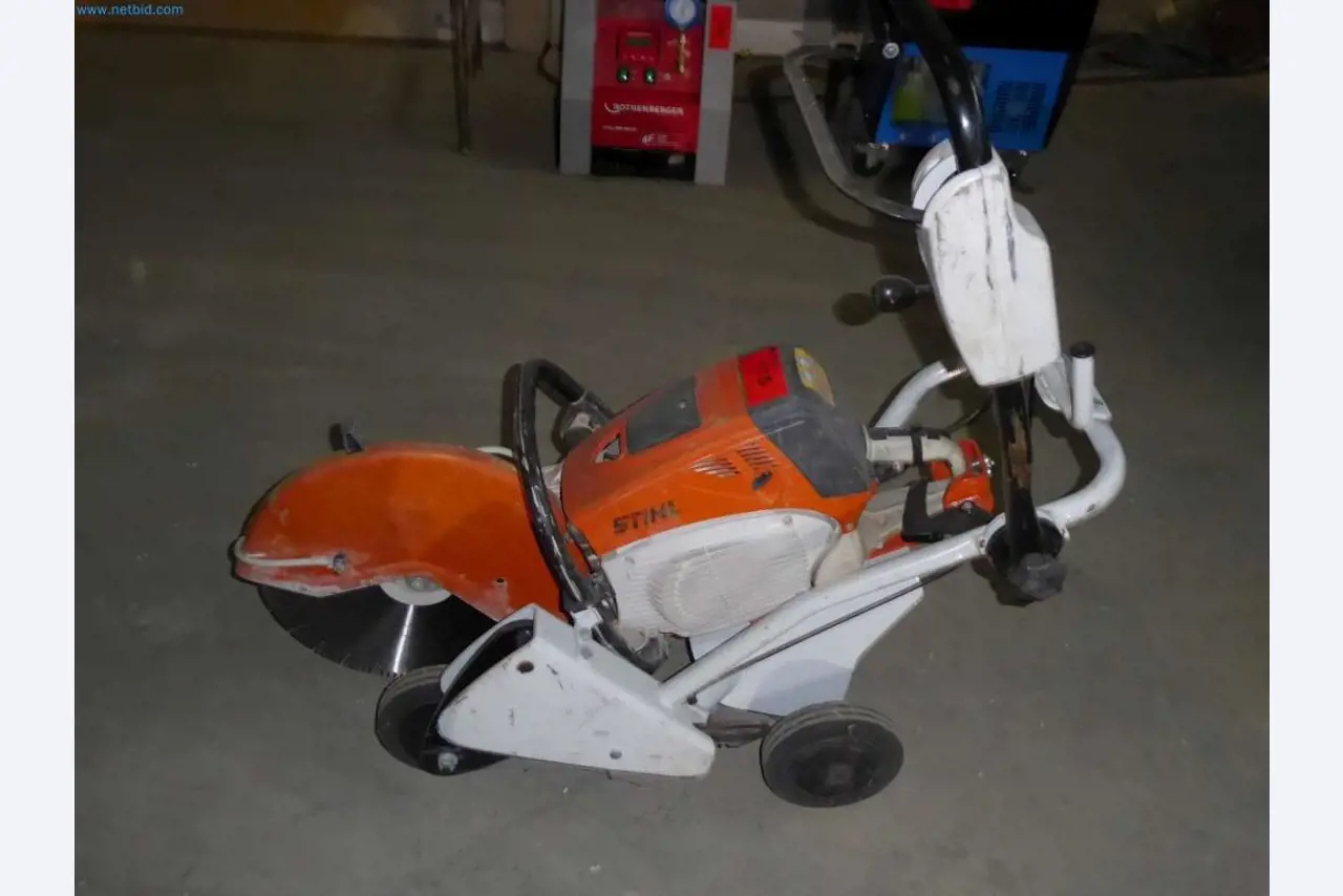 Magazijnliquidatie van een dienstverlenend bedrijf, voertuigen, magazijnuitrusting-1