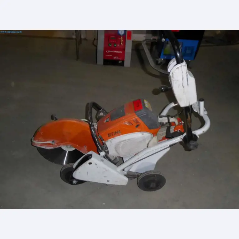 Magazijnliquidatie van een dienstverlenend bedrijf, voertuigen, magazijnuitrusting-1