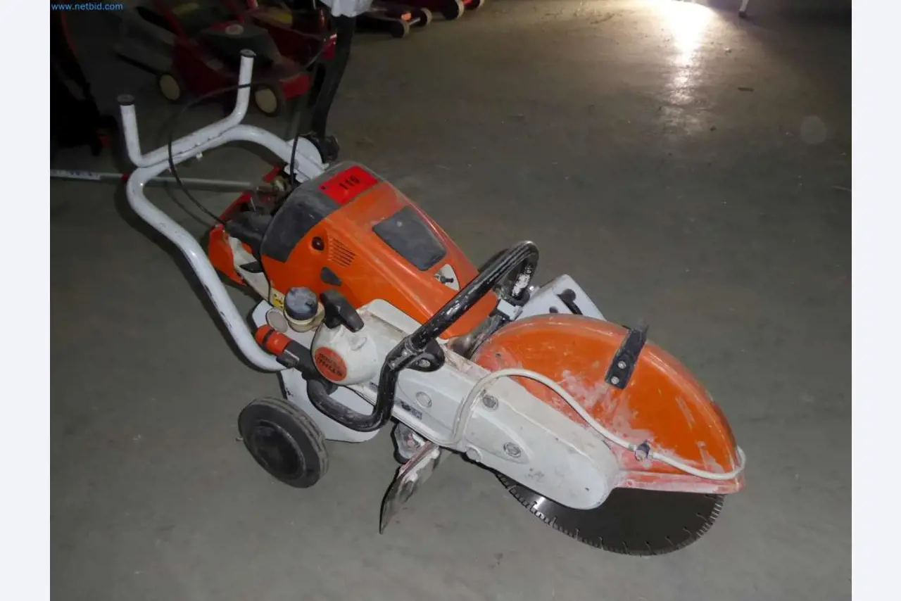 Magazijnliquidatie van een dienstverlenend bedrijf, voertuigen, magazijnuitrusting-3