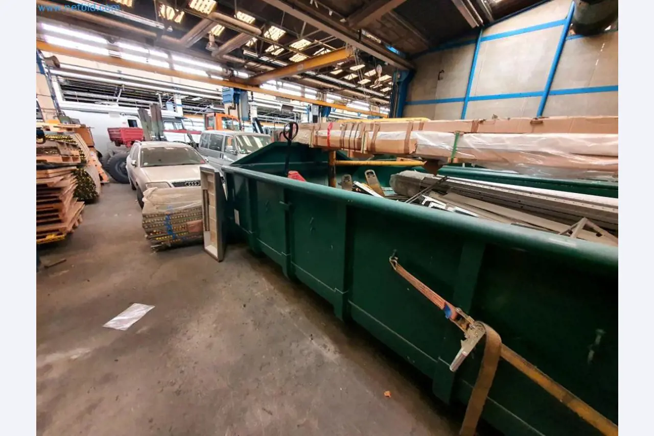 Likwidacja magazynu firmy usługowej, pojazdy, wyposażenie magazynu-8