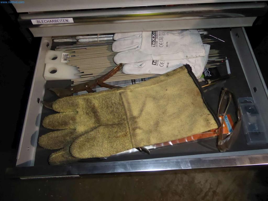 Liquidación de almacén de una empresa de servicios, vehículos, equipos de almacén-4