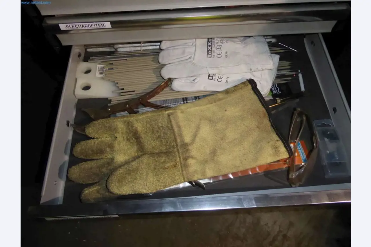 Magazijnliquidatie van een dienstverlenend bedrijf, voertuigen, magazijnuitrusting-4