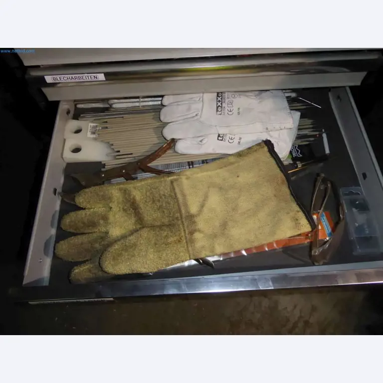 Magazijnliquidatie van een dienstverlenend bedrijf, voertuigen, magazijnuitrusting-4