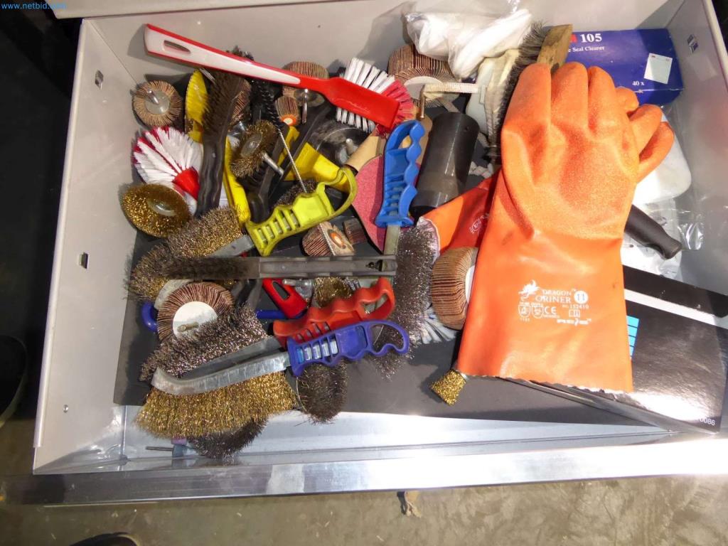 Liquidación de almacén de una empresa de servicios, vehículos, equipos de almacén-6