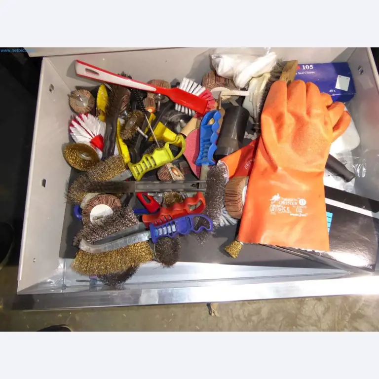 Magazijnliquidatie van een dienstverlenend bedrijf, voertuigen, magazijnuitrusting-6