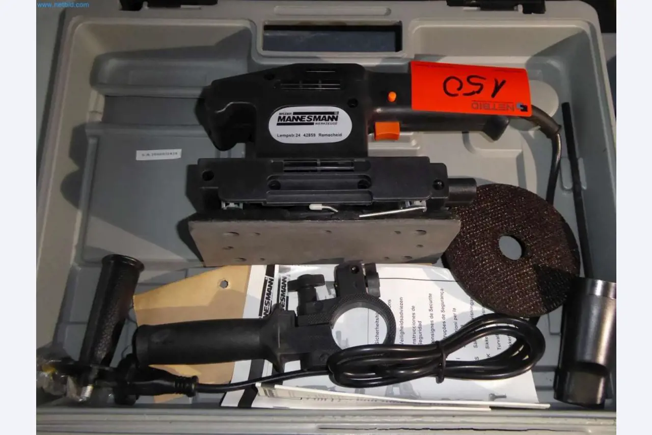 Liquidação de armazém de uma empresa de serviços, veículos, equipamento de armazém-1