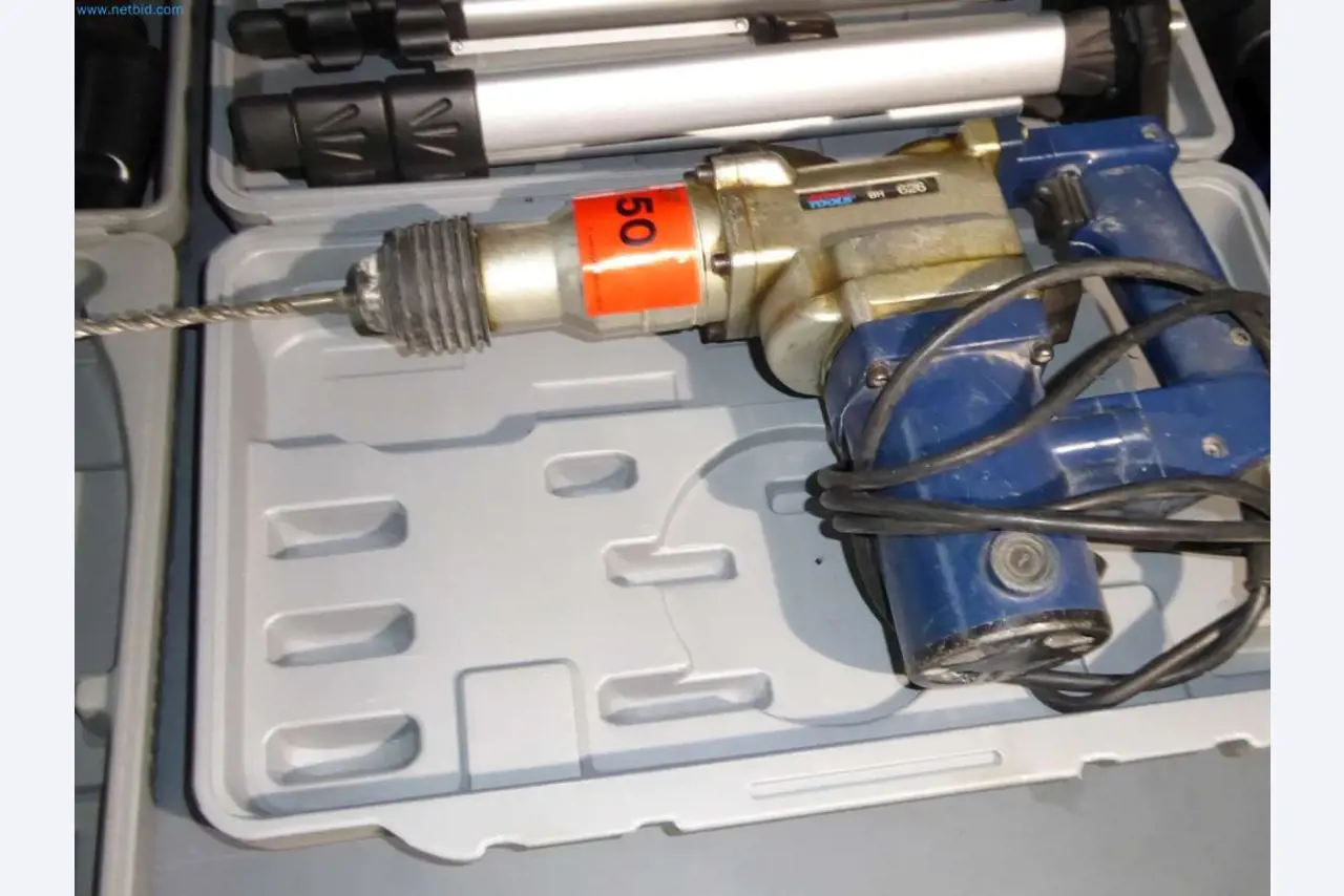 Liquidação de armazém de uma empresa de serviços, veículos, equipamento de armazém-3