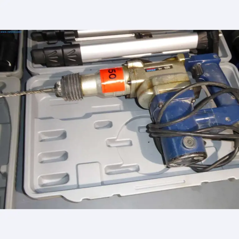 Liquidação de armazém de uma empresa de serviços, veículos, equipamento de armazém-3