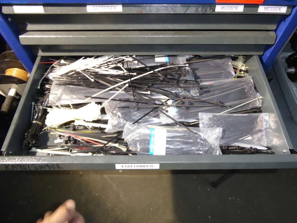 Likwidacja magazynu firmy usługowej, pojazdy, wyposażenie magazynu-4