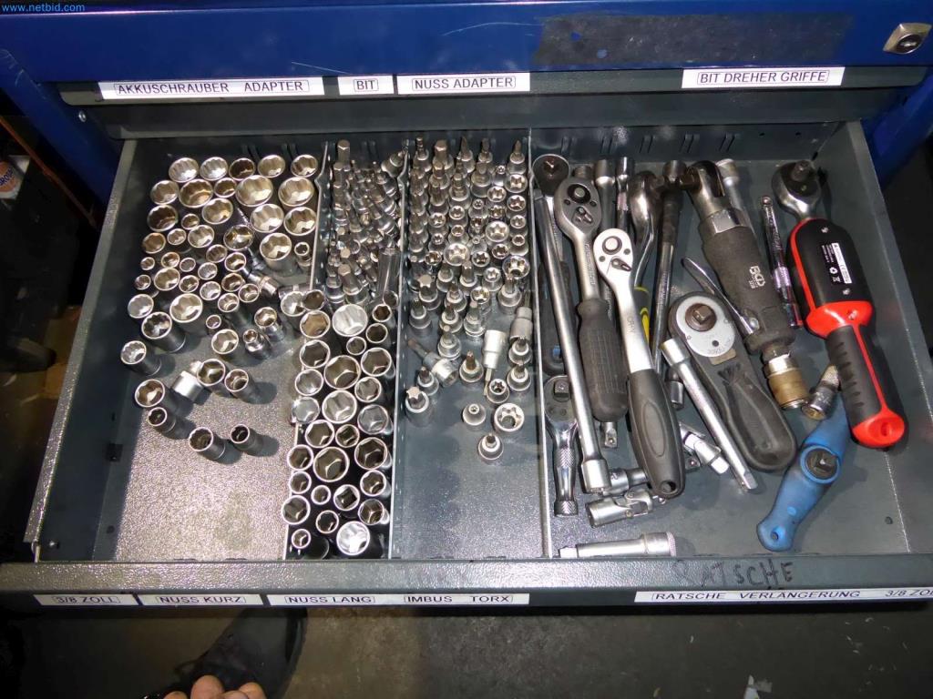 Likwidacja magazynu firmy usługowej, pojazdy, wyposażenie magazynu-6