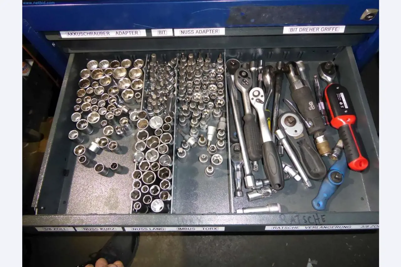 Liquidación de almacén de una empresa de servicios, vehículos, equipos de almacén-6