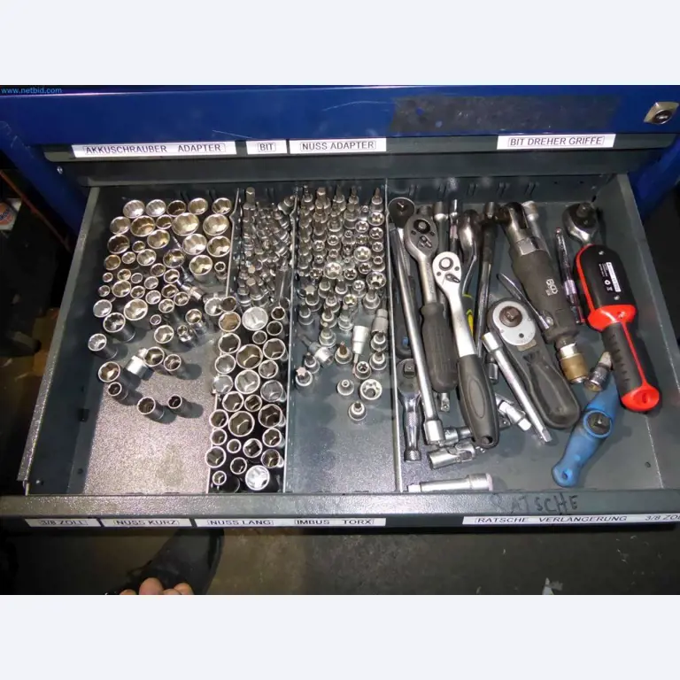 Liquidación de almacén de una empresa de servicios, vehículos, equipos de almacén-6